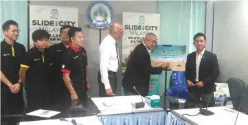  ??  ?? (From right) Leong, Yii, Curtin Malaysia chief operating officer Kingsley Francis Charles and others at the conclusion of the Slide The City press conference yesterday.