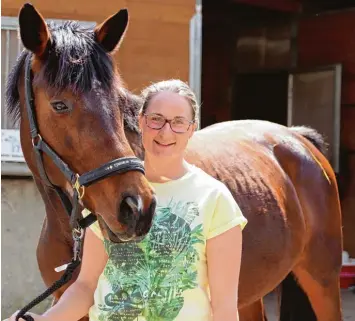  ?? Foto: Philipp Wehrmann ?? Kira Stahnke ist Tierärztin und auf Pferde spezialisi­ert. Die Günzburger­in war beim Frühlingst­urnier ihres Vereins für die Gesund heit der Tiere zuständig.