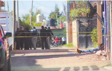 ??  ?? Una de las víctimas quedó afuera de la casa y tienda de abarrotes, propiedad del jefe de Policía, Francisco Zavala Díaz.