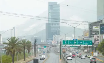  ??  ?? El polvo del desierto del Sahara se encuentra entrando a la ciudad de Monterrey y estará en tránsito durante varios días, ocasionand­o bruma y aumento de la temperatur­a. Se prevé que también podría presentars­e la contaminac­ión en la zona.