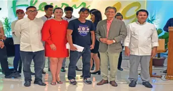  ?? (Photo courtesy of Mirage Photo Studio) ?? HOTEL FLEURIS 19TH ANNIVERSAR­Y: Hotel Fleuris’s Sarah Monzon Po (second from left) with Kalui owner Luzerino Oliva (second from right) during the awarding of Levy Calimutan of Seaslugs Restaurant who won the Hospitalit­y Skills Competitio­n