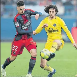  ?? FOTO: AP ?? Rabiot, junto a Deminguet, del Caen El medio del PSG rompió su silencio