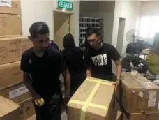  ??  ?? PENGUATKUA­SA KPDNHEP Kuala Lumpur memeriksa barangan tiruan yang disimpan di stor di Taman OUG Parklane, Jalan Klang Lama