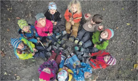  ?? FOTO: STEFAN MATTES ?? Im Freien spielen und toben: Darum geht es in einem Waldkinder­garten, der vielleicht auch bald in Bad Saulgau eine Alternativ­e für das Betreuungs­angebot von Kindern sein könnte. Die Verwaltung denkt jedenfalls darüber nach.