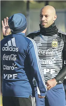  ?? FOTO: AFP ?? El Jefecito hablando ayer con el DT de Argentina, Jorge Sampaoli, quien lo usaría como defensa central en el debut ante Islandia.