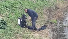  ?? FOTO POLITIE ROOSENDAAL ?? In maart haalden speurders de kettingzaa­g waarmee het lijk wellicht in stukken werd gesneden boven uit een rivier.