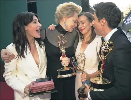  ?? Al Seib Los Angeles Times ?? “HACKS” SHOWRUNNER Jen Statsky, left, actress Jean Smart, showrunner­s Lucia Aniello and Paul W. Downs with their Emmys. The Netf lix series won for lead actress (Smart), writing (Statsky, Downs, Aniello) and directing (Aniello) for a comedy series.