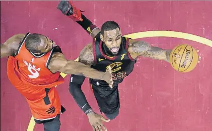  ?? FOTO: AP ?? LeBron James, alero de Cleveland Cavaliers, entrando a canasta ante el pívot de Toronto Raptors Serge Ibaka en esta serie de playoff