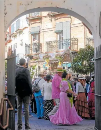  ?? // MANUEL GÓMEZ ?? La hermandad de Triana al inicio de la calle Castilla