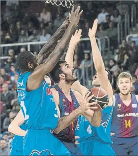  ?? FOTO: PERE PUNTÍ ?? Pierre Oriola, rodeado de jugadores del ‘Fuenla’ en el partido del Palau