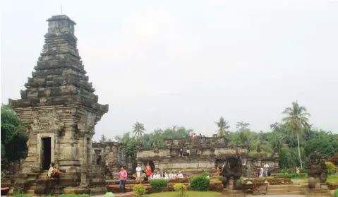  ??  ?? THE FRONT VIEW OF PENATARAN TEMPLE IN BLITAR, EAST JAVA ONE SUNDAY AFTERNOON. THE CONSTRUCTI­ON OF PENATARAN TEMPLE SPANNED FROM KADIRI KINGDOM TO MAJAPAHIT KINGDOM.