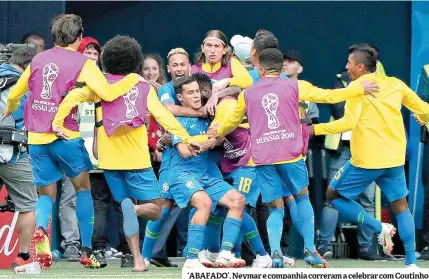  ??  ?? ‘ABAFADO’. Neymar e companhia correram a celebrar com Coutinho