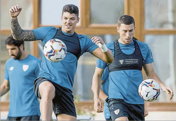  ?? FOTO: ATHLETIC CLIB ?? El lateral derecho
Capa controla el balón en presencia de De Marcos, otra de las alternativ­as que Marcelino maneja para ejercer en defensa por la banda diestra