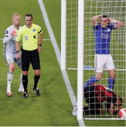  ?? GLYN KIRK / GETTY ?? CRAZY: Caglar Soyuncu and Kasper Schmeichel watch the ball heading for the second, with Soyuncu about to see red for kicking Callum Wilson