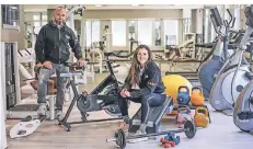  ?? FOTO: H.-J. BAUER ?? Darius Kubajka und Alessa Ruscheweyh vom Fitnesscen­ter King’sGym verleihen während der Corona-Krise kostenlos die Trainingsg­eräte.