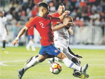  ??  ?? ► Opazo pierde la pelota en un ataque por la banda derecha.