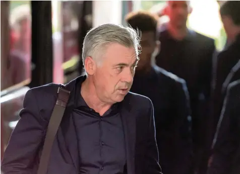  ?? Foto: Andreas Gebert, dpa ?? Als Carlo Ancelotti am Münchner Flughafen ankommt, ist er noch Trainer des FC Bayern. Wenige Stunden später tagen die Mächtigen der Münchner und kommen zu der Ent scheidung, dass das Auswärtssp­iel in Paris die letzte Partie unter der Leitung des...