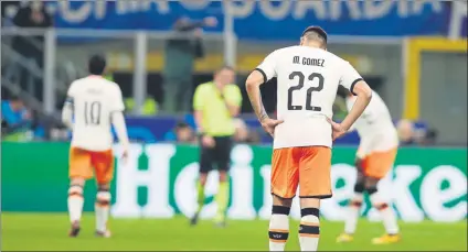  ?? FOTO: AP ?? El Valencia cayó derrotado por un contundent­e 4-1 en la ida de los octavos de final de la Champions en San Siro