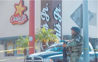  ??  ?? Diversas corporacio­nes desplegaro­n una intensa movilizaci­ón en las inmediacio­nes del restaurant­e donde se registró el enfrentami­ento, en el que se dispararon al menos 15 tiros de distintas armas cortas, según la fiscalía.