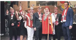  ?? FOTO: BERND SCHAELTE ?? Jens-Peter Nettekoven (r.), CDU-Landtagsab­geordneter, mit dem Dreigestir­n der Radevormwa­lder Karnevalsg­esellschaf­t (RKG) beim Närrischen Landtag.