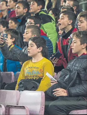  ?? FOTO: PUNTÍ ?? Ilusión en el Camp Nou en la última edición del Día del Socio Solidario Barça-Murcia