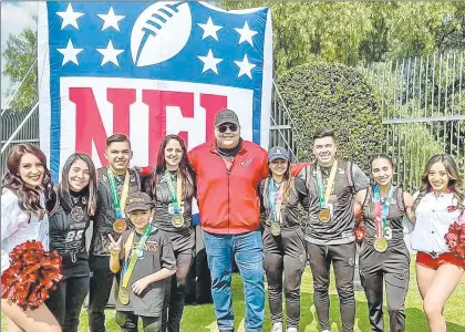  ?? Foto @nflmx ?? El ex NFL Rolando Cantú (centro) y el equipo mexicano ganador del oro de tochito en los Juegos Mundiales realizados en Birmingham, Alabama, participar­on en un acto de beneficenc­ia respaldado por los Cardenales.