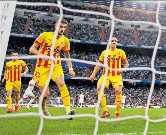  ?? ?? El Real Madrid vio como Melero anulaba este gol de Rodrygo al considerar que el portero del Girona, Gazzaniga, tenía posada la mano sobre el balón.