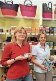  ?? RP-AF: MNA ?? Regina Inger (links) und Ingrid Fehrenbach­er bieten im Eine-Welt-Laden auch viele Leckereien an.