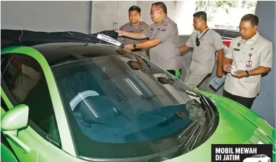  ?? DIPTA WAHYU/JAWA POS ?? CEK DOKUMEN: Irjen Pol Luki Hermansyah memeriksa McLaren yang diamankan di Mapolda Jatim kemarin.