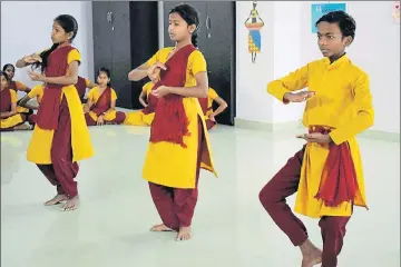  ?? GAYATRI JAYARAMAN /HT PHOTO ?? Sai Charan with his classmates at the Telangana Social Welfare Residentia­l Educationa­l Institutio­n.