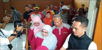  ??  ?? M ERFAN / RADAR GARUT UJIAN DI USIA SENJA: Siti Rokayah (tengah depan) menjalani sidang perdata di Pengadilan Negeri Kabupaten Garut Kamis (23/3). Perempuan 83 tahun yang memiliki 13 anak itu digugat dengan tuntutan ganti rugi mencapai Rp 1,8 miliar...