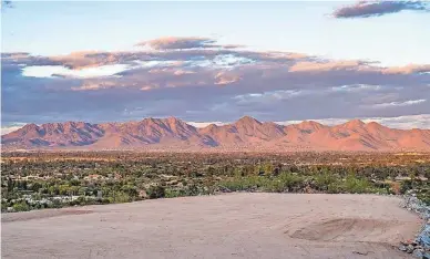  ?? PHOENIX ?? The $6.99 million sale of 2.25 acres of vacant land on Paradise Valley's Mummy Mountain set a record for the highest price for a single-family lot.