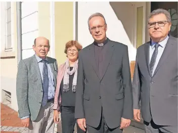  ?? FOTO: MICHAEL SCHOLTEN ?? Hedi Overhoff und Hermann Hengsterma­nn unterstütz­en Pfarrer Michael Eiden und Hermann Josef Becker bei der Fragebogen­aktion, die über die Zukunft des alten Reeser Krankenhau­ses entscheide­n soll.