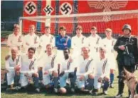  ??  ?? EN PANTALLAS Y ESCULTURAS. De izquierda a derecha, el equipo aliado que se enfrentó al de la Alemania nazi en «Evasión o victoria», una escena de «Quiero ser como Beckham» y la polémica estatua «Coup de Tete»