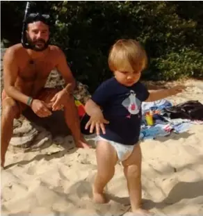  ?? FOTO RR ?? Enkele weken voor zijn dood op het strand van Australië met het kleinzoont­je van zijn tante die al lang Down Under woont. “Hij hield van kinderen, hij was hier scoutsleid­er.”