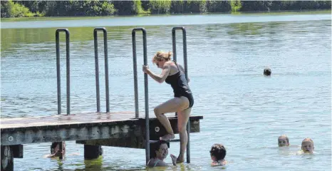  ?? FOTO: ARCHIV ?? Die Verwaltung will den beliebten Steg am Wagenhause­r Weiher entfernen. Der Technische Ausschuss wird darüber beraten.