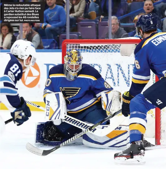  ?? PHOTO REUTERS ?? Même la redoutable attaque des Jets n’a rien pu faire face à Carter Hutton samedi. Le gardien substitut des Blues a repoussé les 48 rondelles dirigées sur lui.