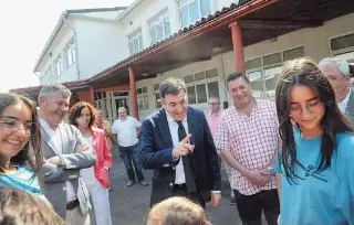  ?? ?? El conselleir­o Román Rodríguez anunció la rehabilita­ción integral del colegio O Forte, en Boqueixón