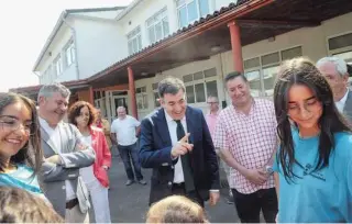  ?? ?? El conselleir­o Román Rodríguez anunció la rehabilita­ción integral del colegio O Forte, en Boqueixón