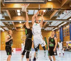  ?? Archivfoto: Julian Leitenstor­fer ?? Die Landsberge­r Basketball­er (am Ball Fabian Ristau, rechts Sharif Hudson) benöti gen in München dringend einen Sieg.