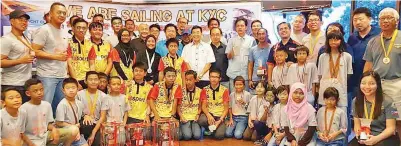  ??  ?? TETAMU Kehormat bersama para pemenang Regatta Hari Bandaraya Terbuka Ke-19, 2018 di Kinabalu Yacht Club (KYC), Tanjung Aru pada Ahad.