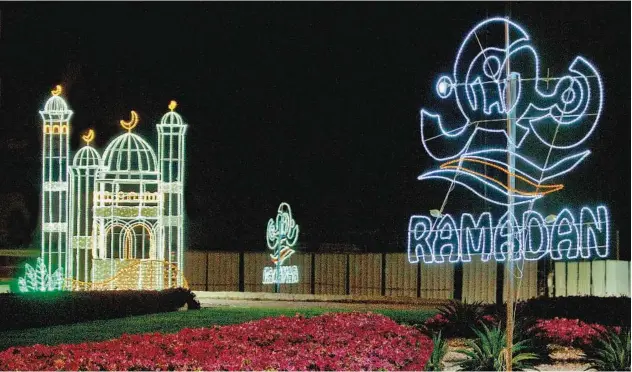  ?? Kamal Kassim / Gulf Today ?? ↑
The garden wears an impressive look in the bright light of the decoration­s.