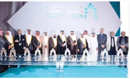  ??  ?? The winners of the Gulf mosques architectu­re awards with Makkah Gov. Prince Khaled Al-Faisal and Prince Sultan bin Salman, chairman of the Board of Trustees of the award, in Jeddah on Sunday. (AN photo)