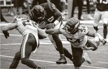  ?? Jon Shapley / Staff photograph­er ?? Texans tight end Jordan Akins (88) suffered a concussion after taking a hit from Vikings strong safety Harrison Smith. Smith was ejected for the hit, a decision held up by the league office.