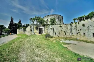  ??  ?? Del Comune Forte Sofia è uno dei sette forti asburgici già di proprietà di Palazzo Barbieri. Altri due sono ancora del Demanio