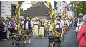  ?? FOTO: ANNE ORTHEN ?? Urdenbach so sehenswert. erzierten Schubkarre­n und Wagen machen den Festumzug durch