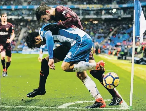  ?? DAVID AIROB ?? Gerard Piqué i Gerard Moreno lluitant per una pilota, al costat del banderí de córner, ahir a Cornellà