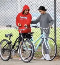  ??  ?? Wheely touchy-feely: Selena and Justin last week and, right, in 2014