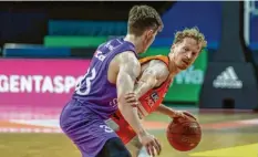  ?? Foto: Ulf Duda, dpa ?? Per Günther von Ratiopharm Ulm im Gruppenspi­el des BBL-Finalturni­ers gegen Göttingen. Jetzt steht Ulm im Viertelfin­ale.