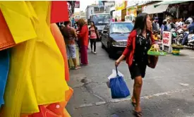  ?? —KIMMY BARAOIDAN ?? WASTE REDUCTION Reusable eco bags are sold in Los Baños’ public market as stall owners and residents minimize waste and avoid plastic packaging.